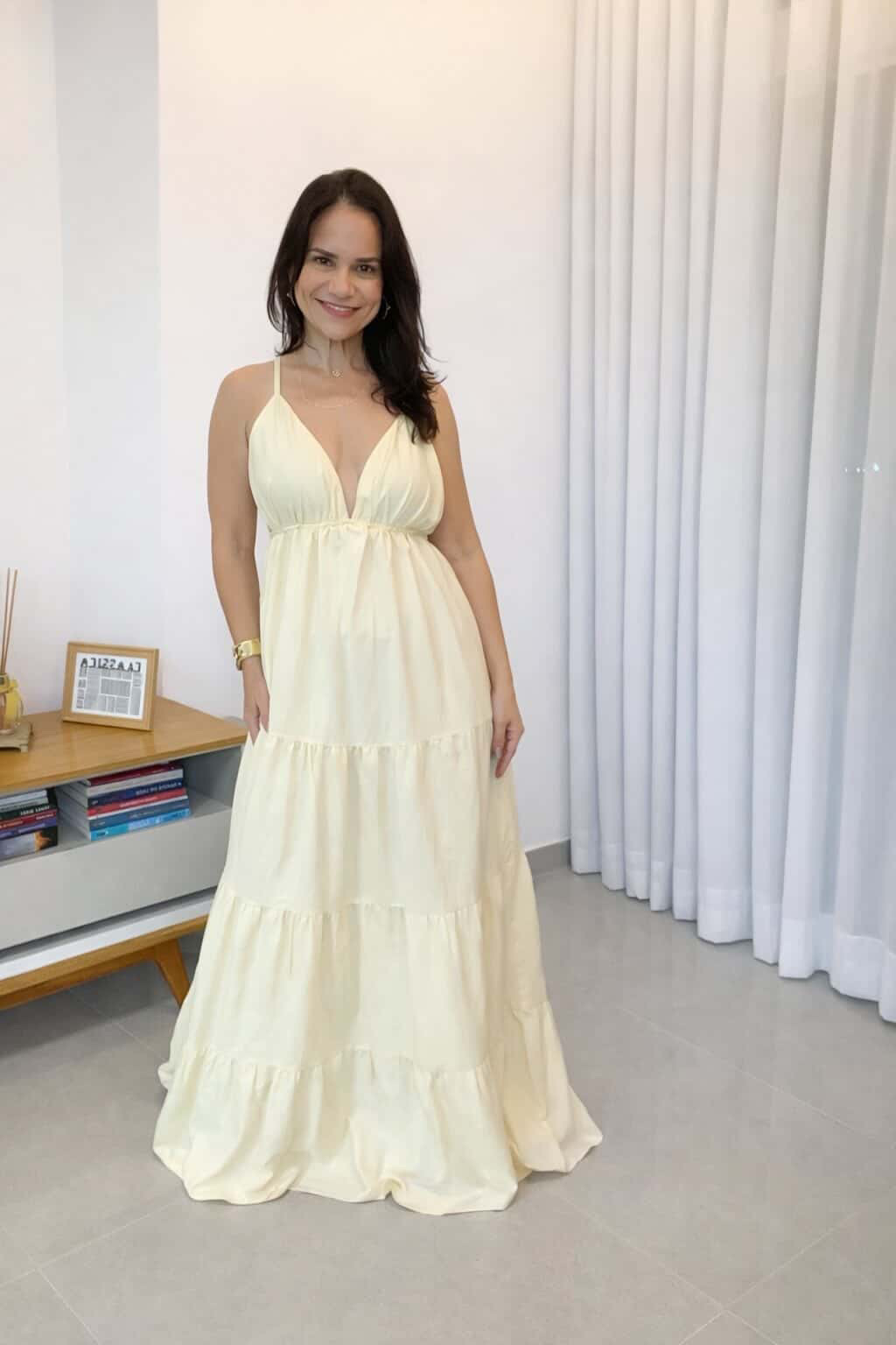 Vestido longo amarelo feminino com decote V