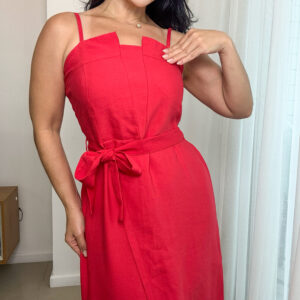 Costas do vestido vermelho midi com lastex