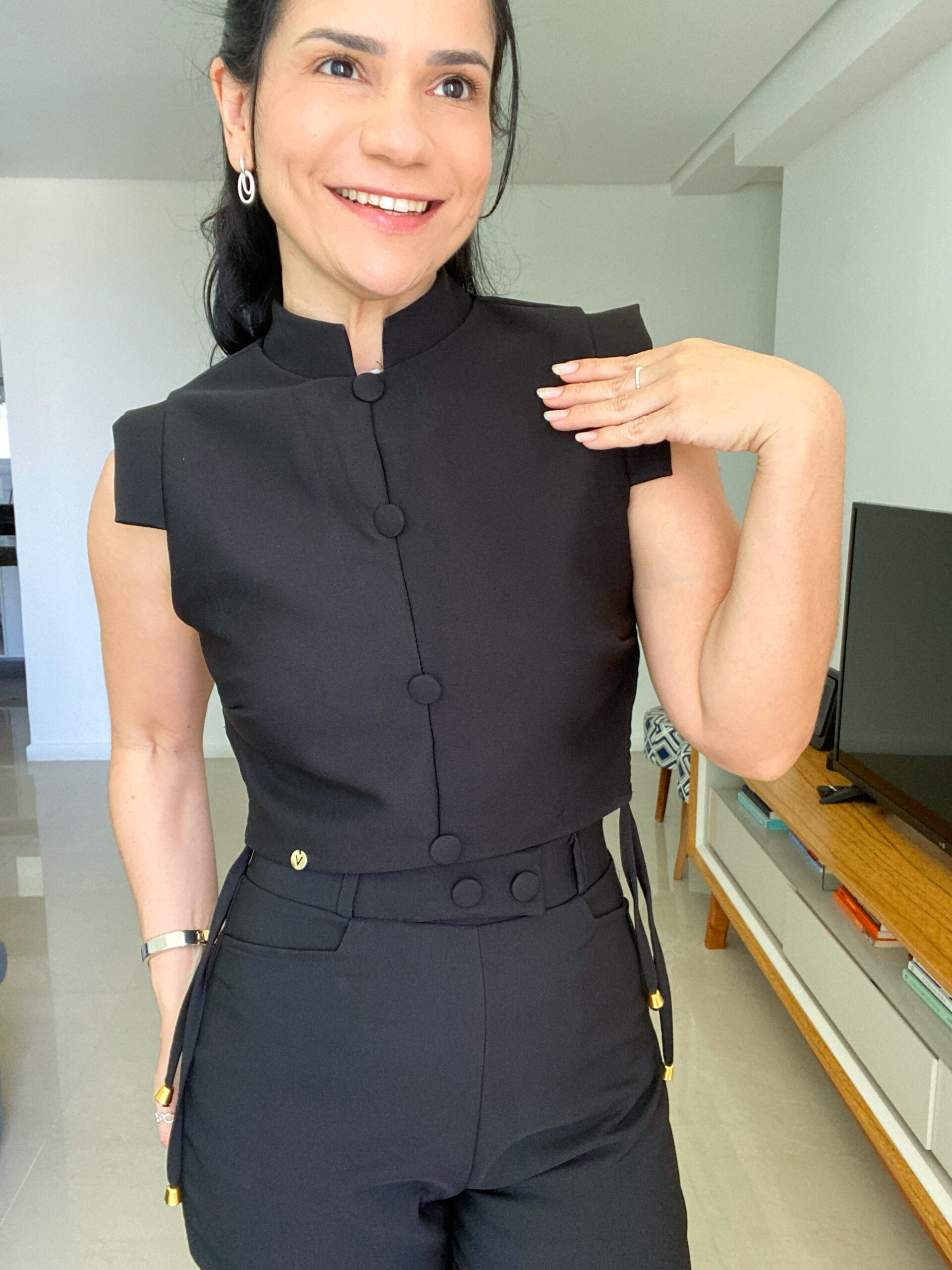 Detalhe do conjunto alfaiataria preto com botões decorativos
