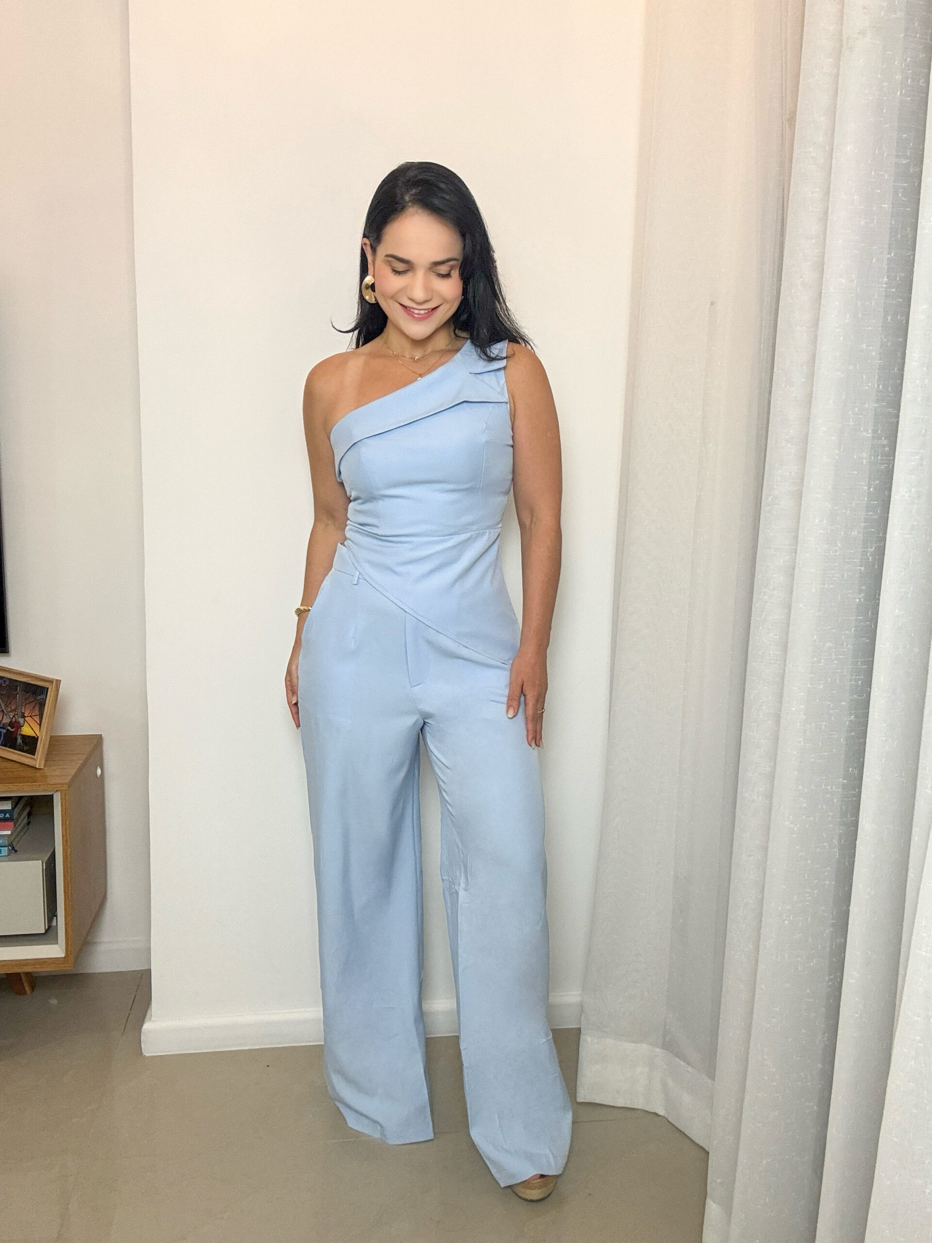 Blusa azul claro um ombro só com recorte assimétrico