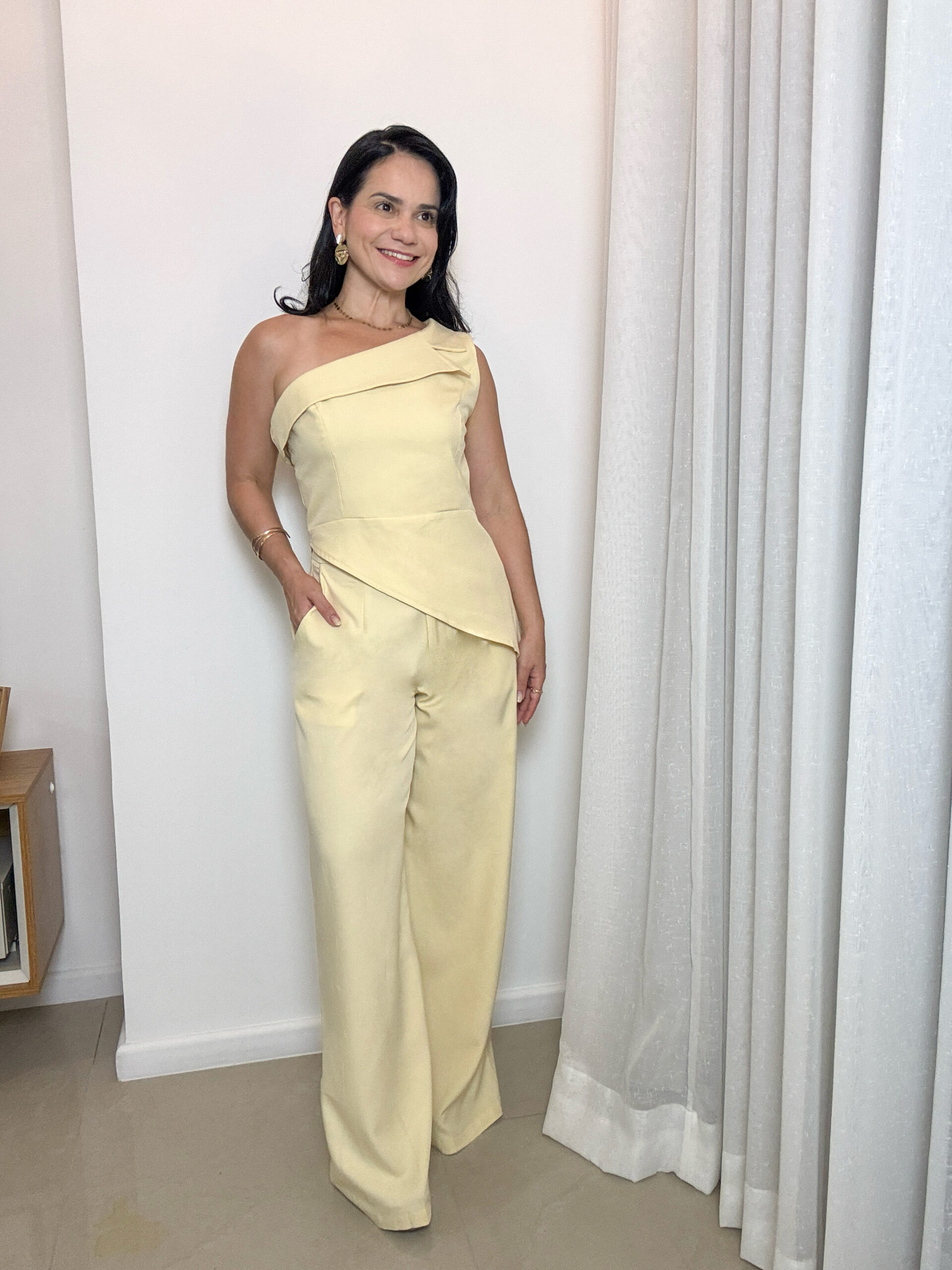 Conjunto elegante amarelo feminino para evento
