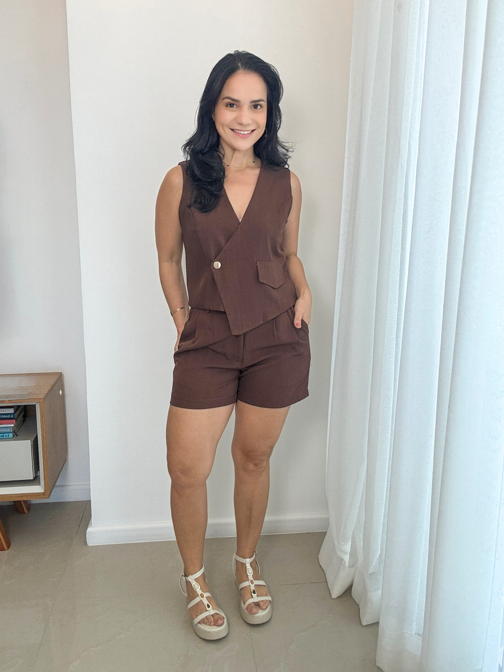 conjunto feminino marrom com colete e short