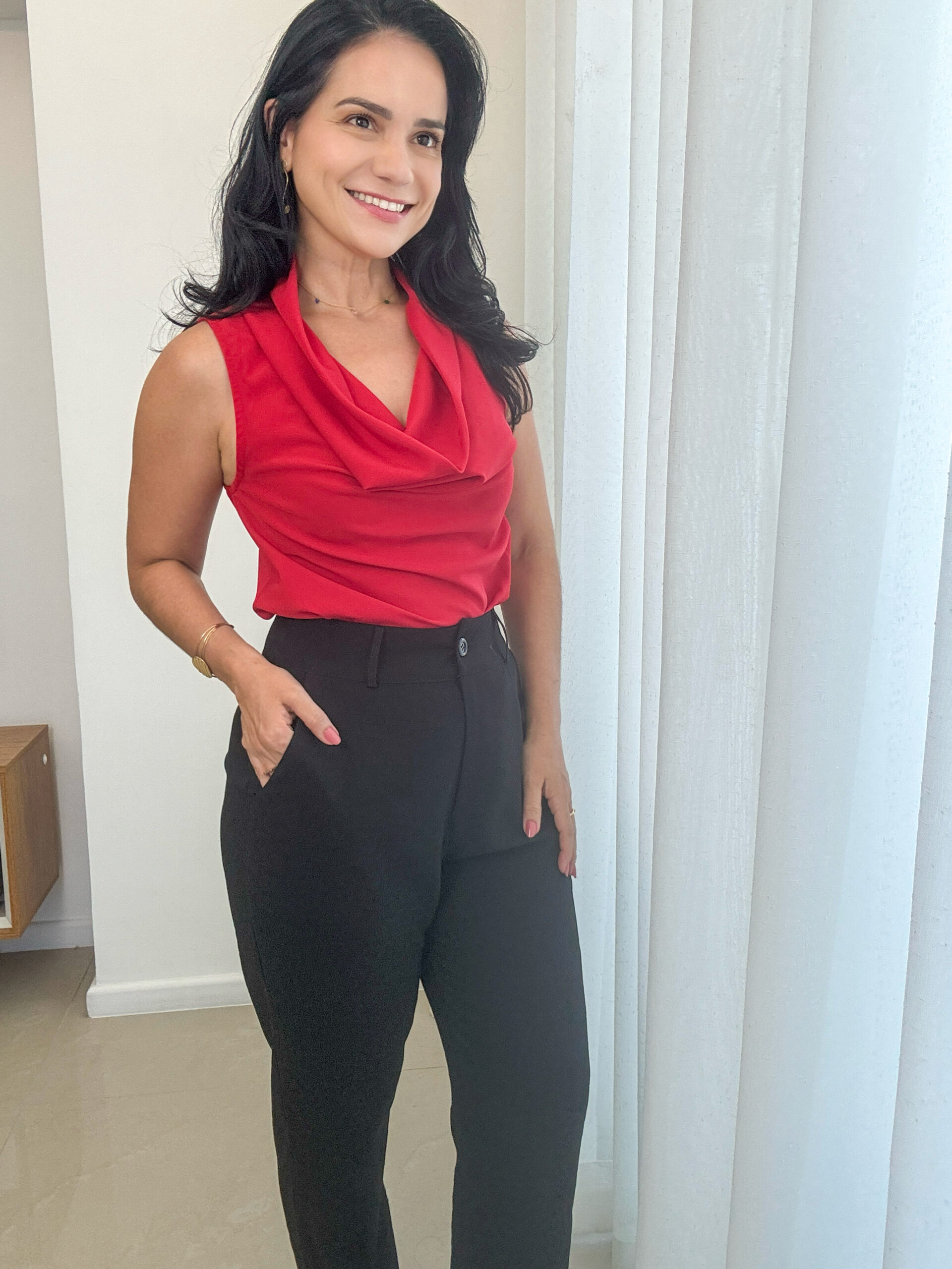 Blusa vermelha em crepe seda combinada com calça de alfaiataria