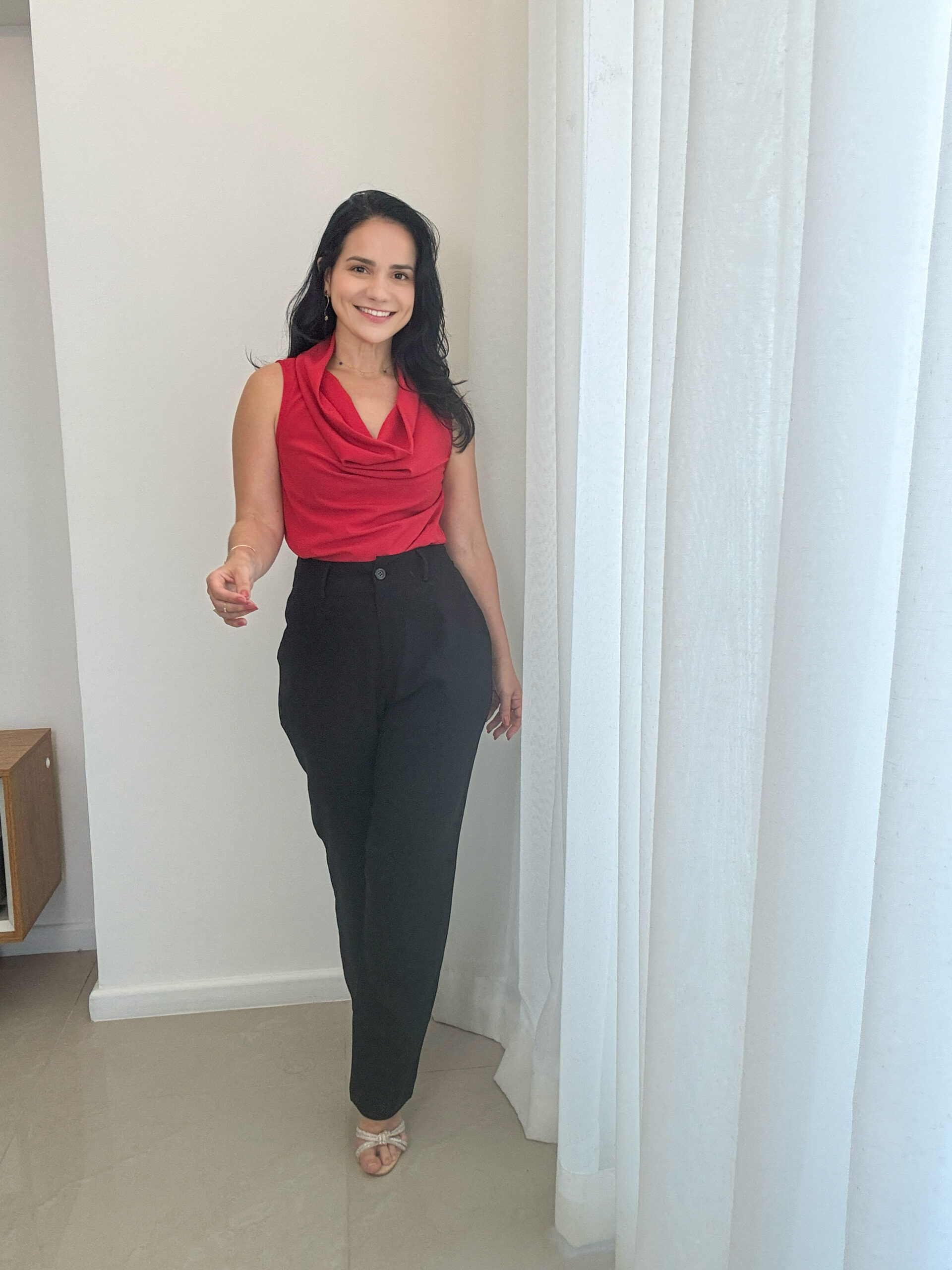 Blusa vermelha feminina elegante com decote drapeado