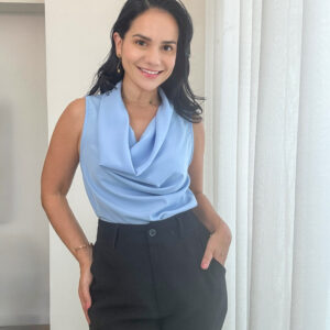 Detalhe do decote drapeado da blusa feminina azul
