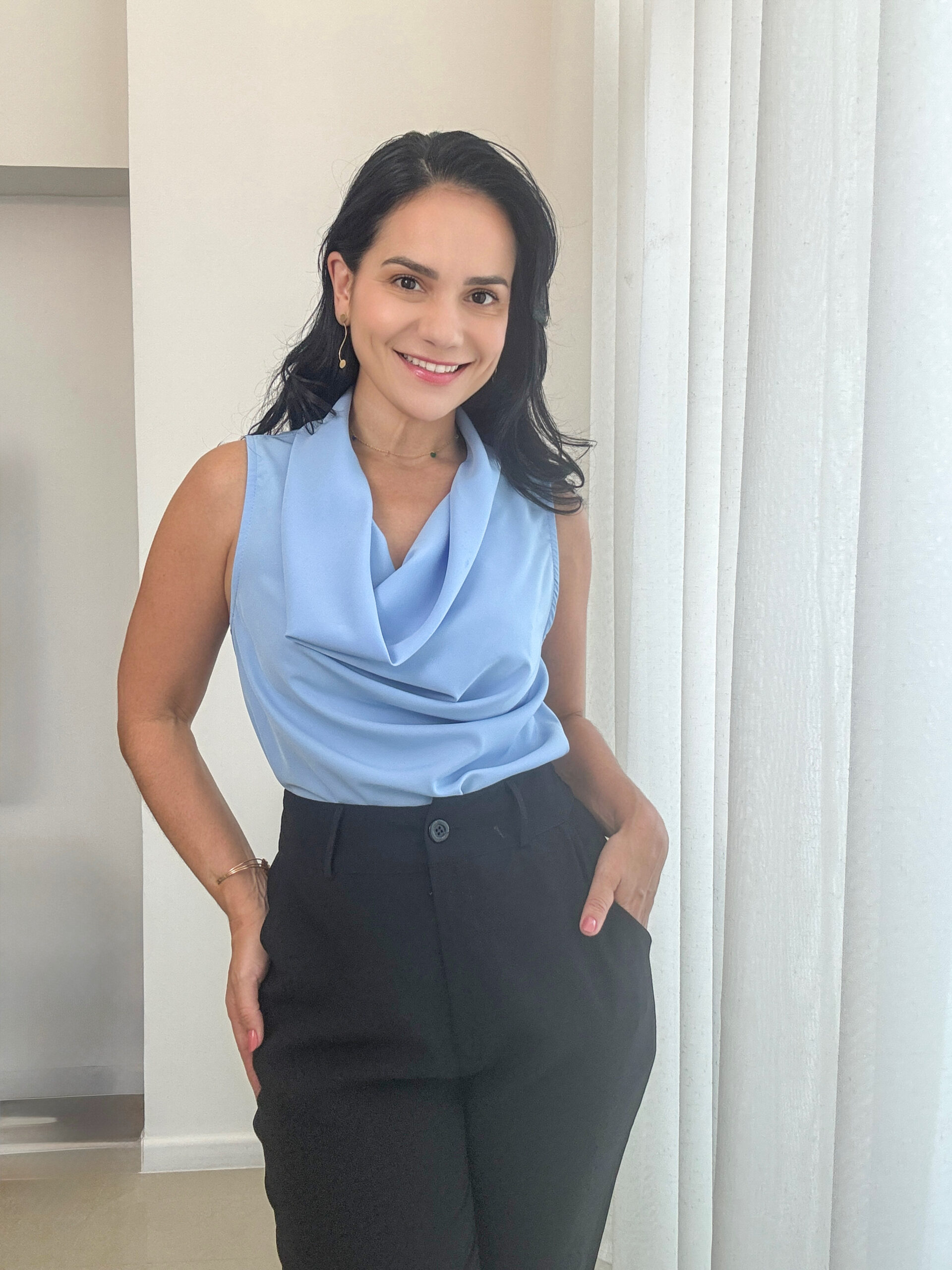 Detalhe do decote drapeado da blusa feminina azul