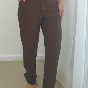 calça feminina marrom de alfaiataria reta