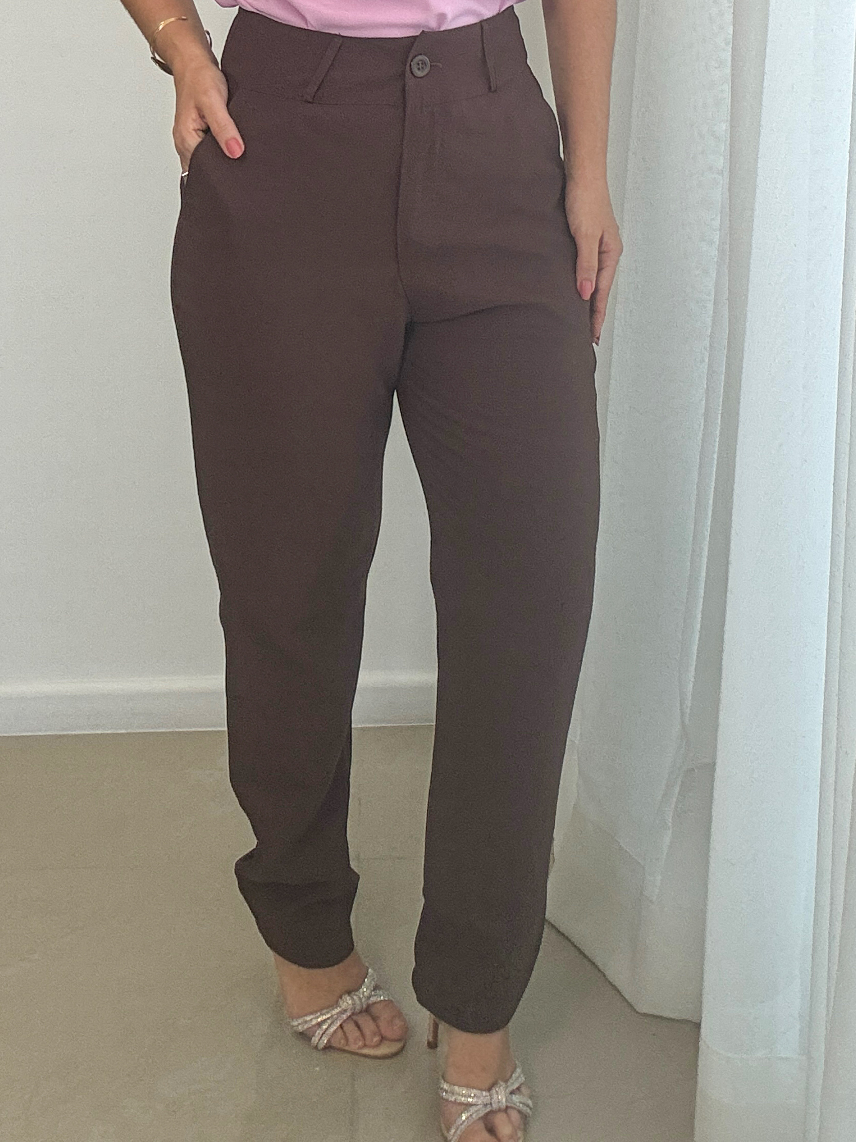 calça feminina marrom de alfaiataria reta