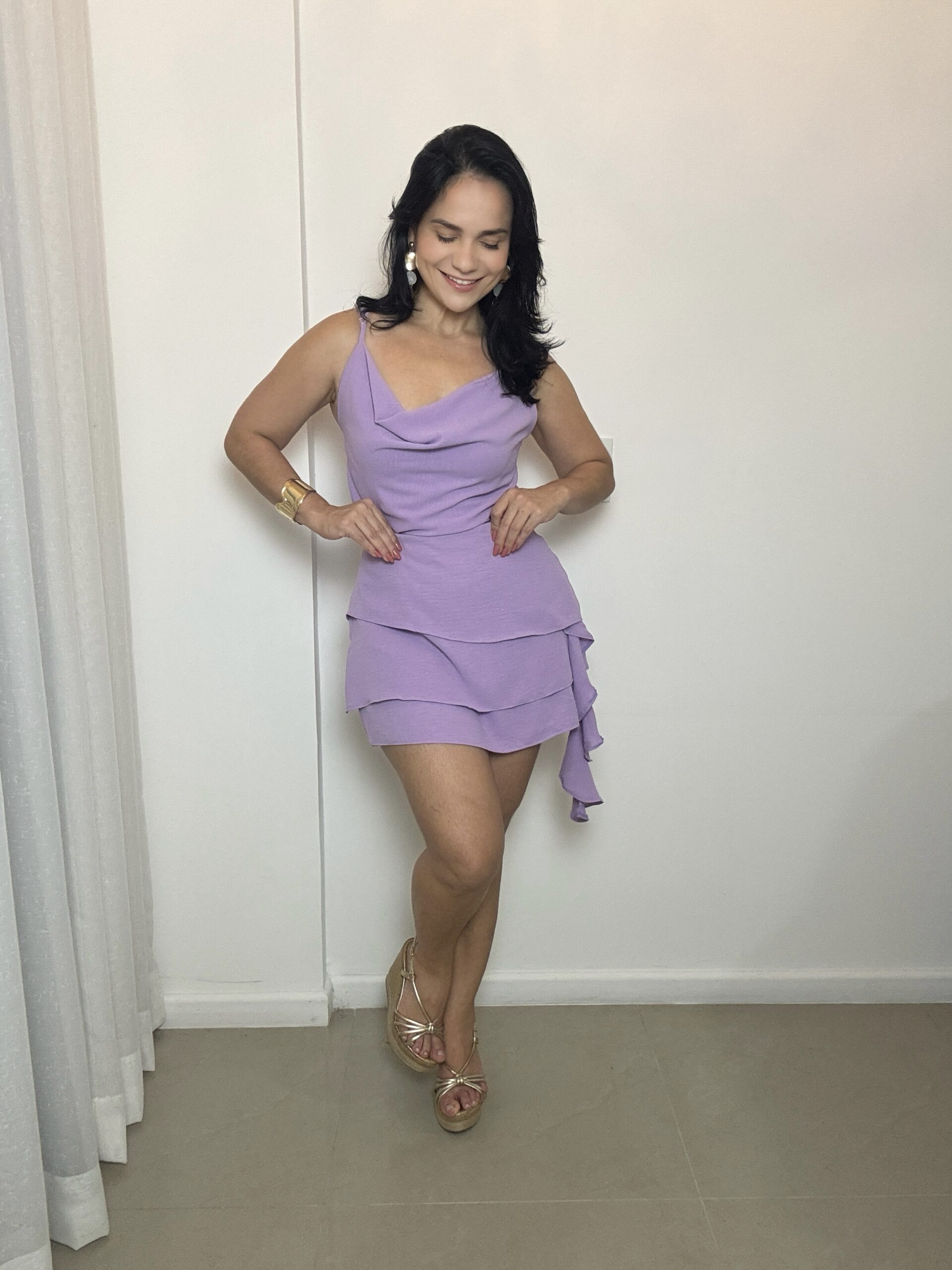 vestido curto lavanda elegante com decote drapeado