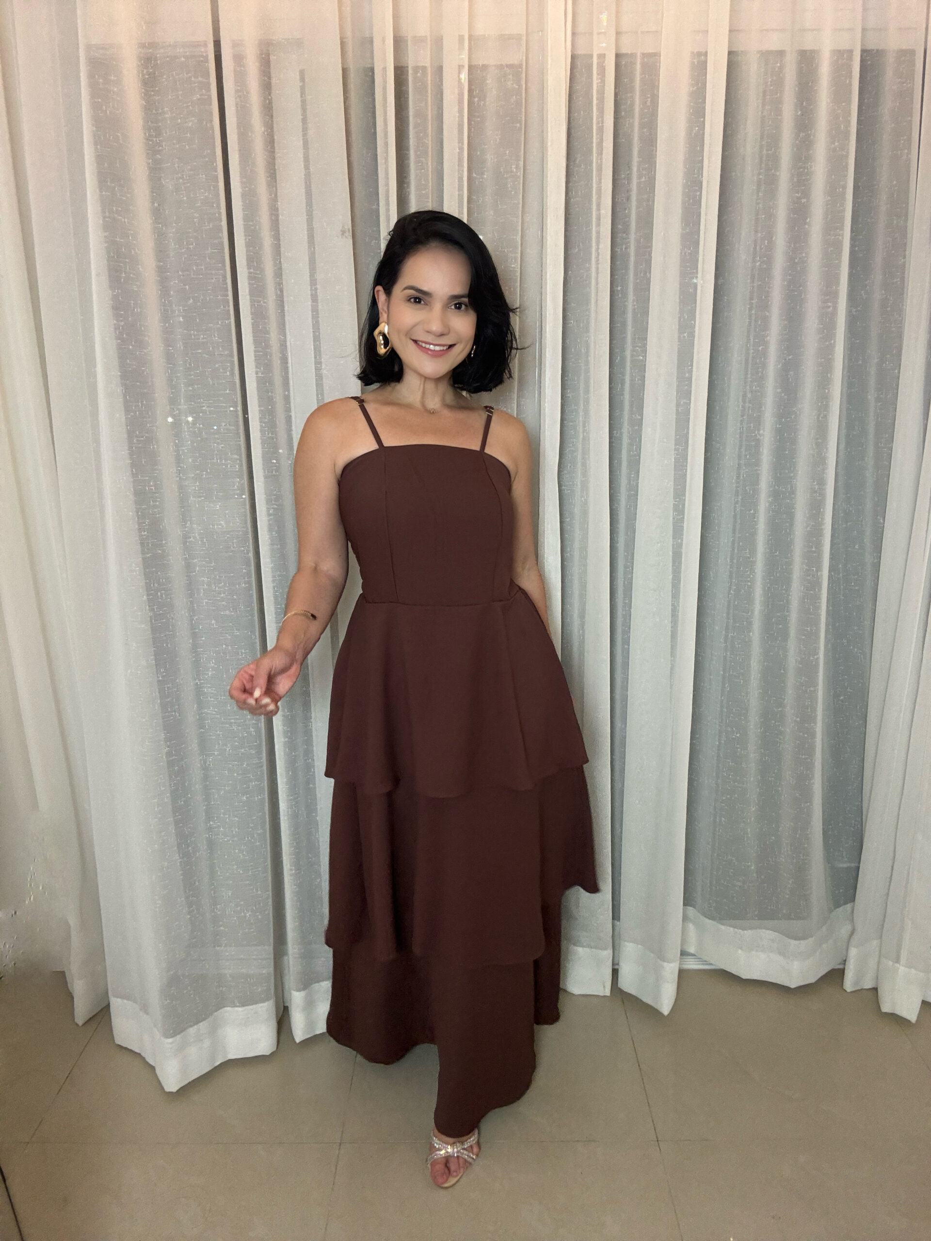 vestido marrom longo com alça fina feminino