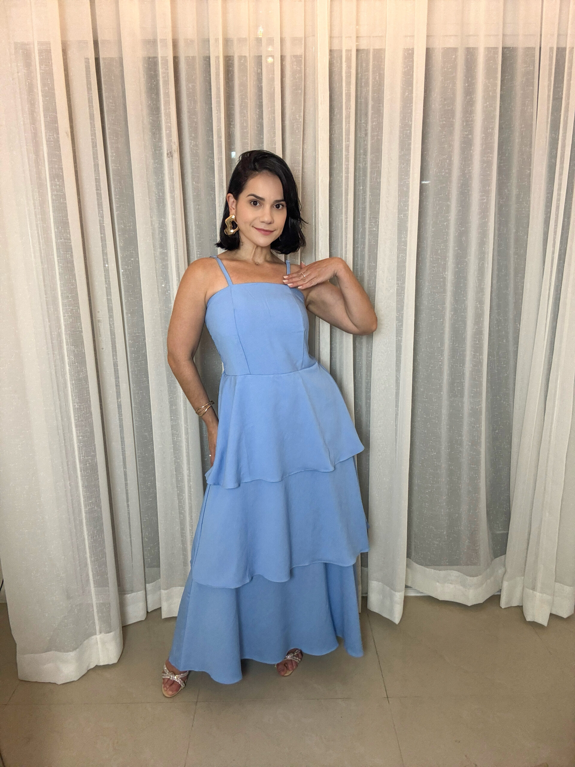 Vestido longo azul claro em camadas com alças finas e saia fluida