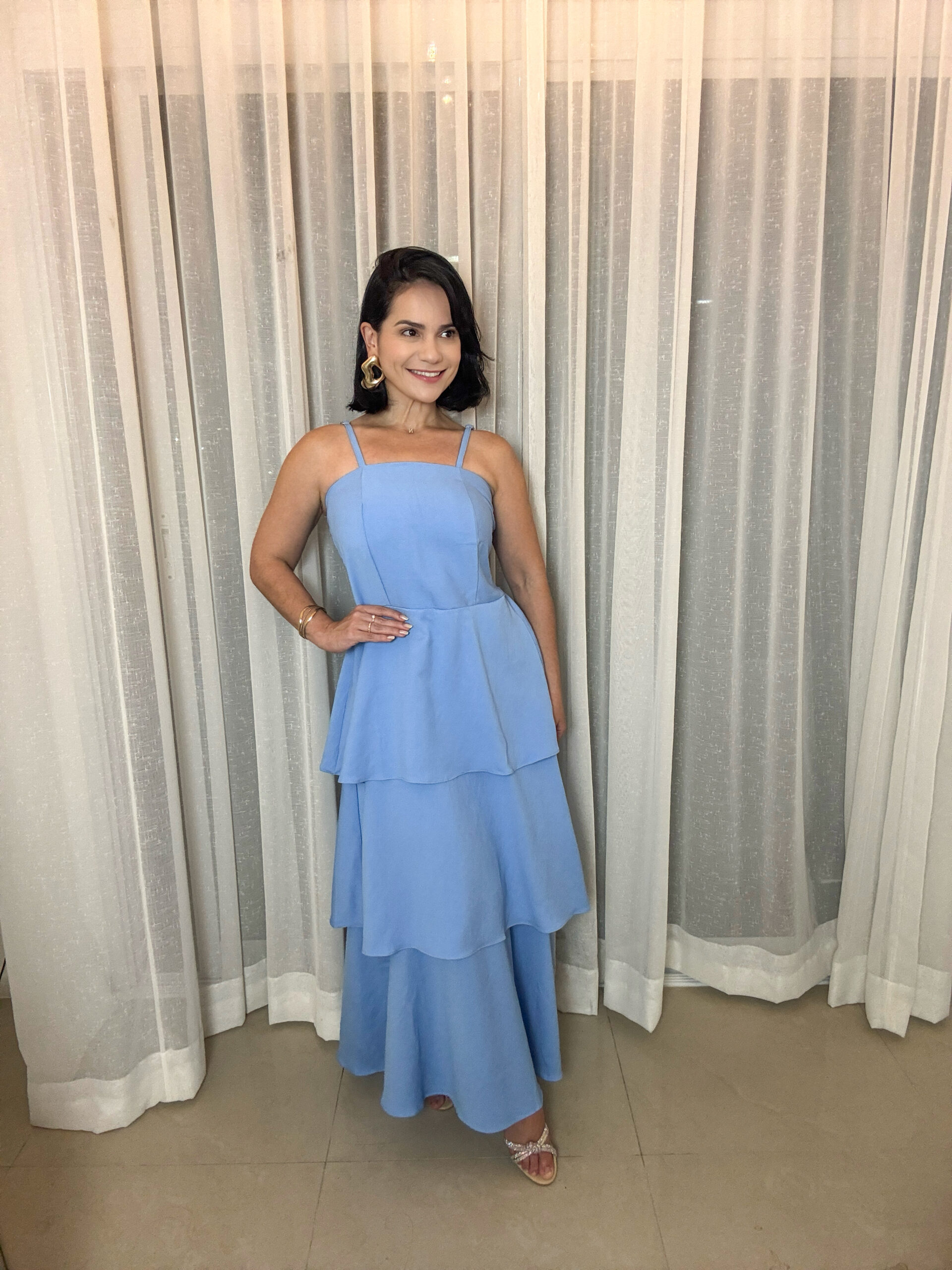 Vestido feminino azul claro longo com babados e caimento leve