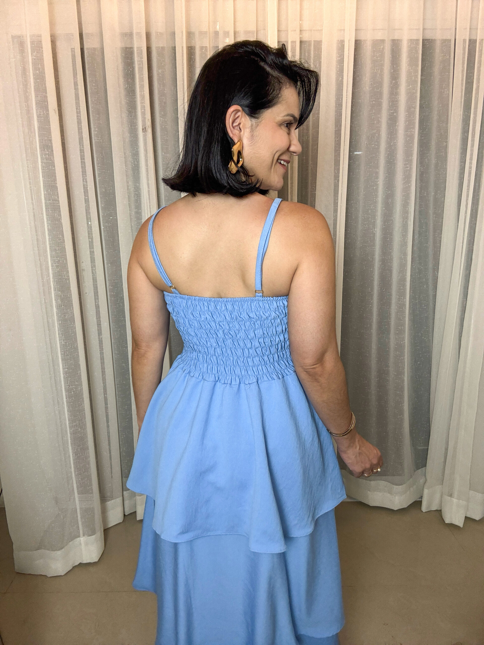 Vestido longo azul claro elegante com modelagem acinturada