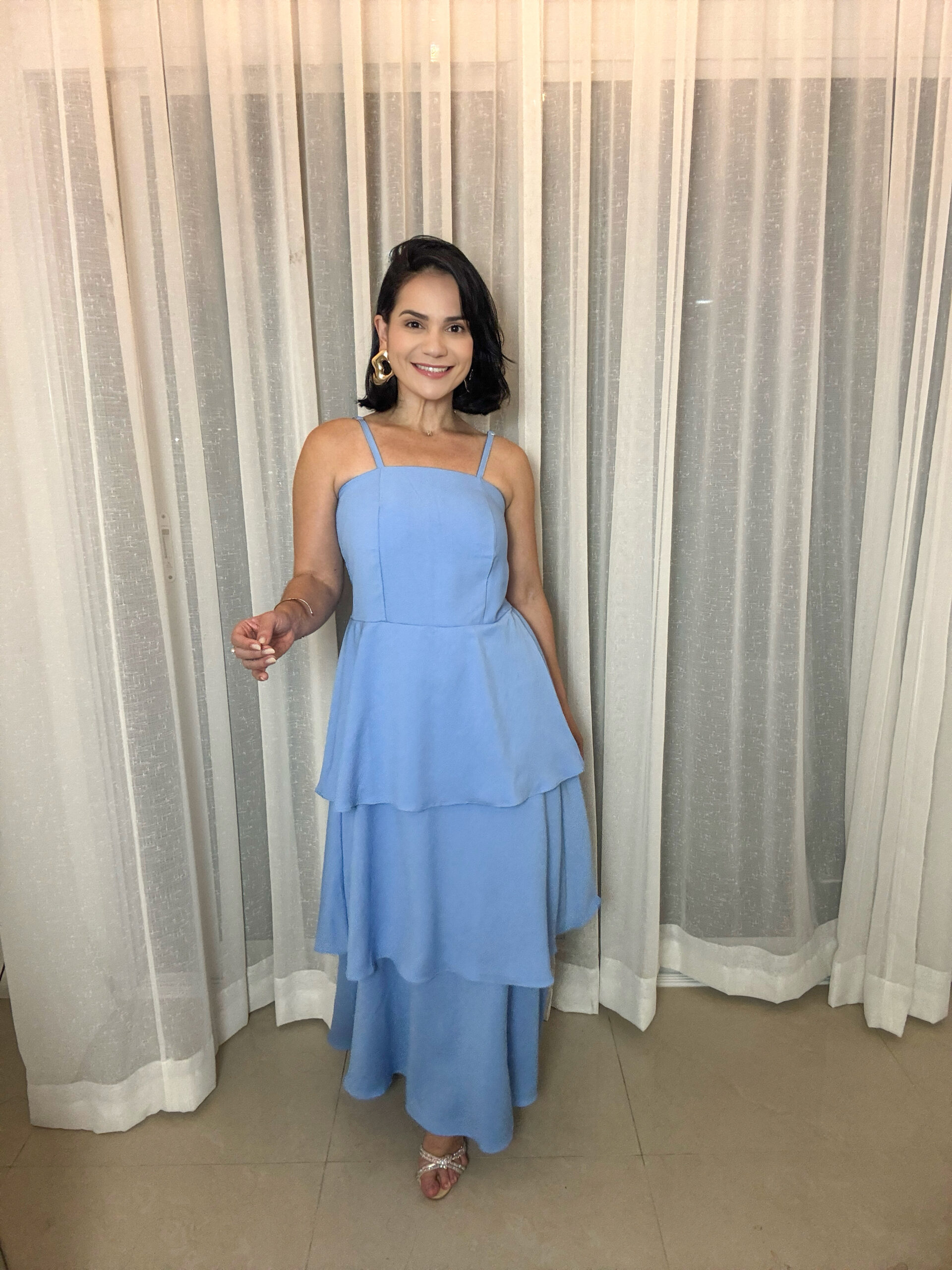 Detalhe do vestido azul claro com alças finas e busto estruturado