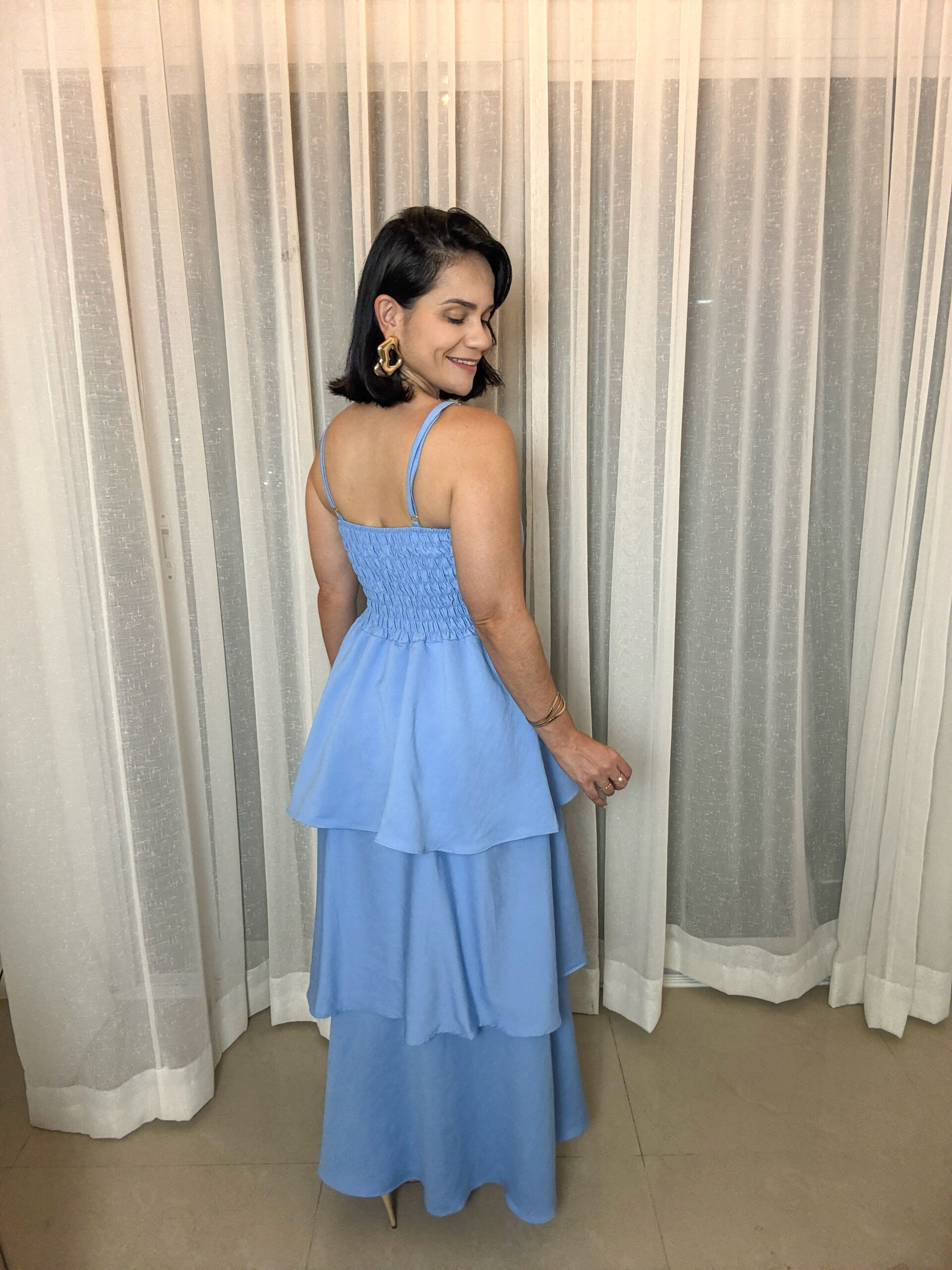 Costas do vestido longo azul claro com lastex e ajuste confortável