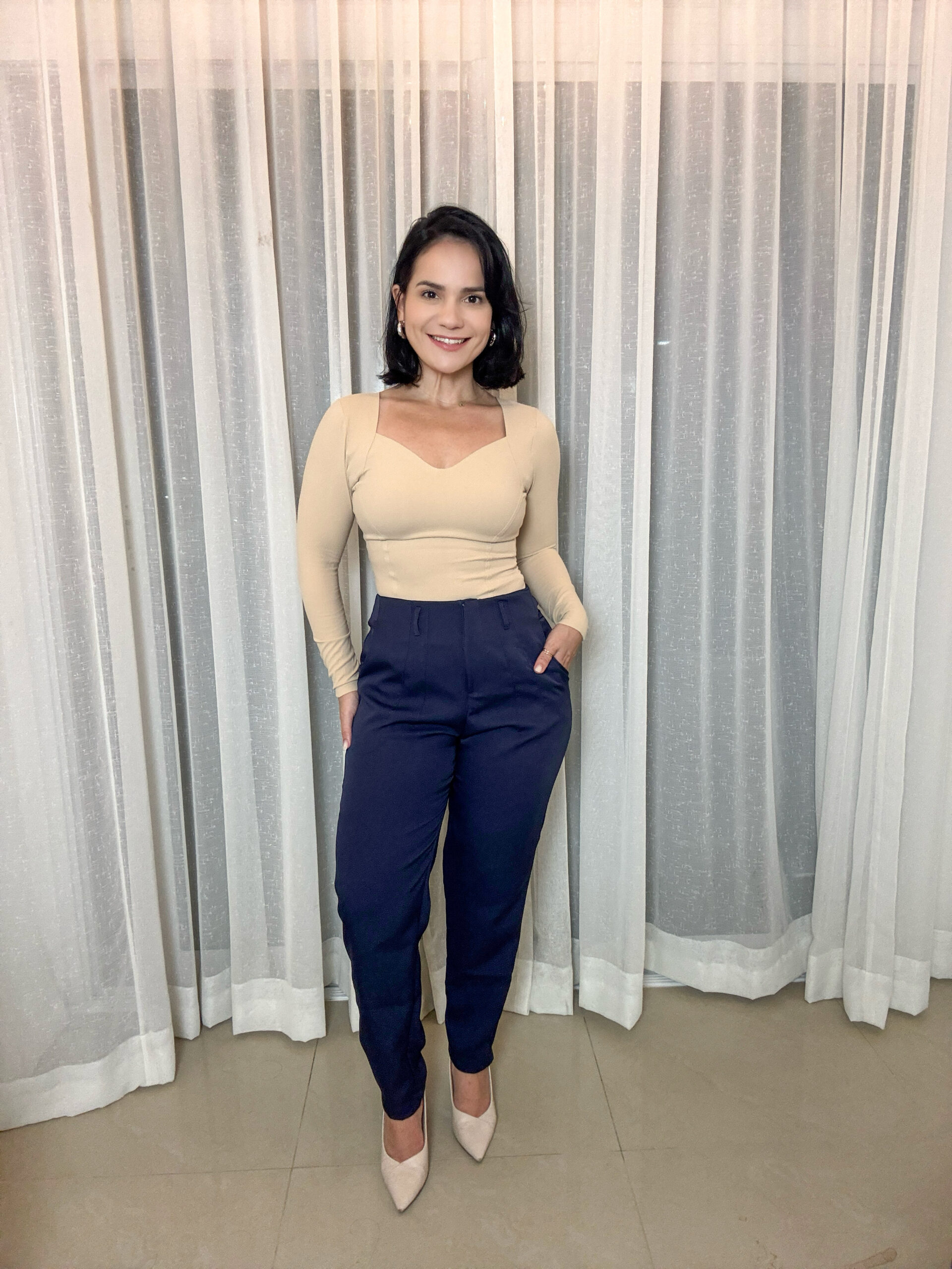 calça feminina azul marinho com caimento estruturado