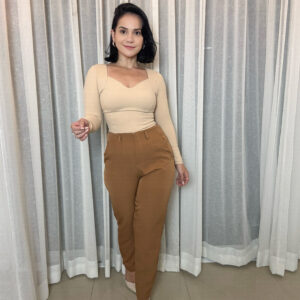 calça caramelo feminina modelagem reta com bolsos laterais