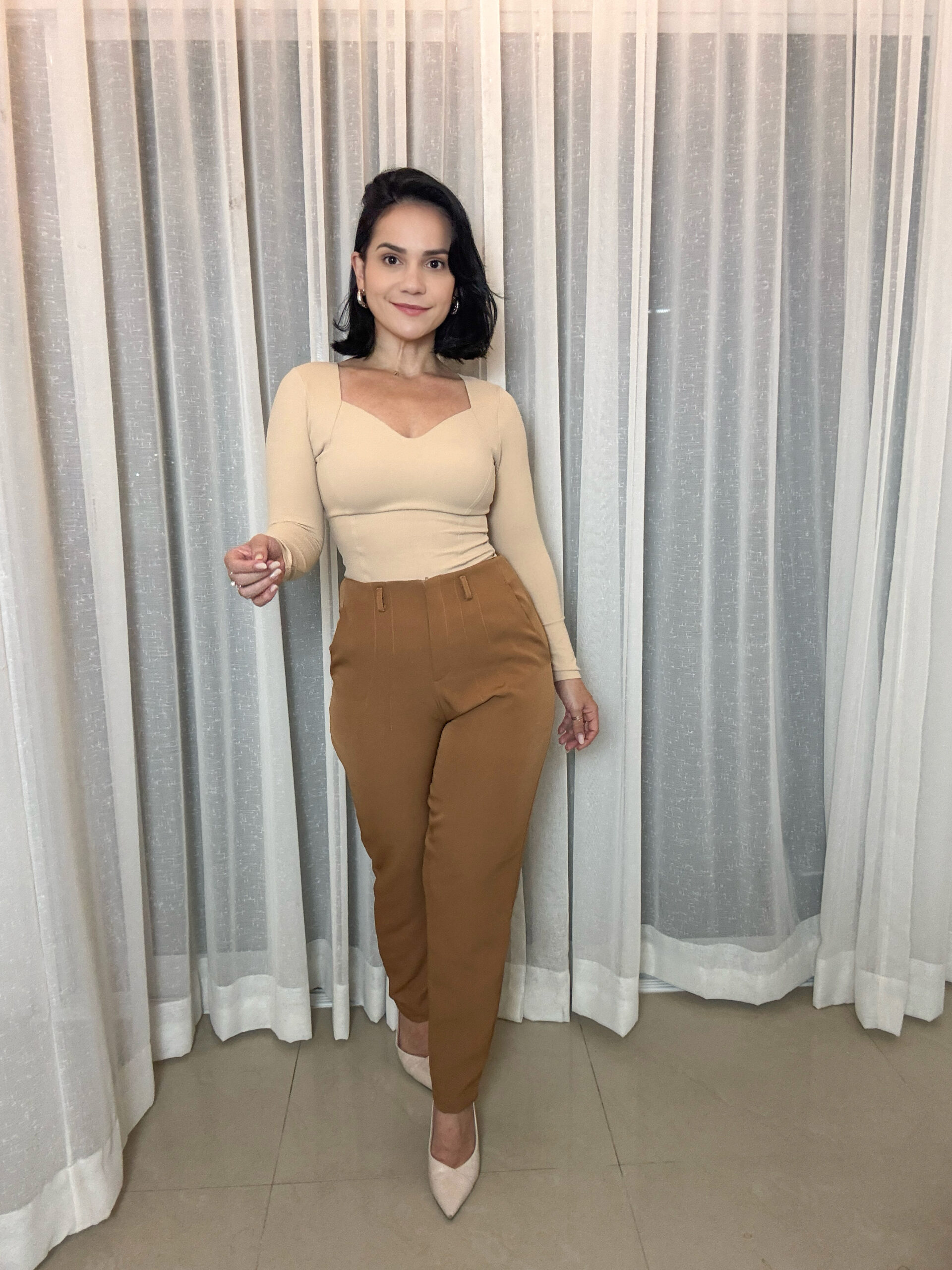 calça caramelo feminina modelagem reta com bolsos laterais