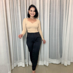 calça preta feminina modelagem reta com bolsos laterais