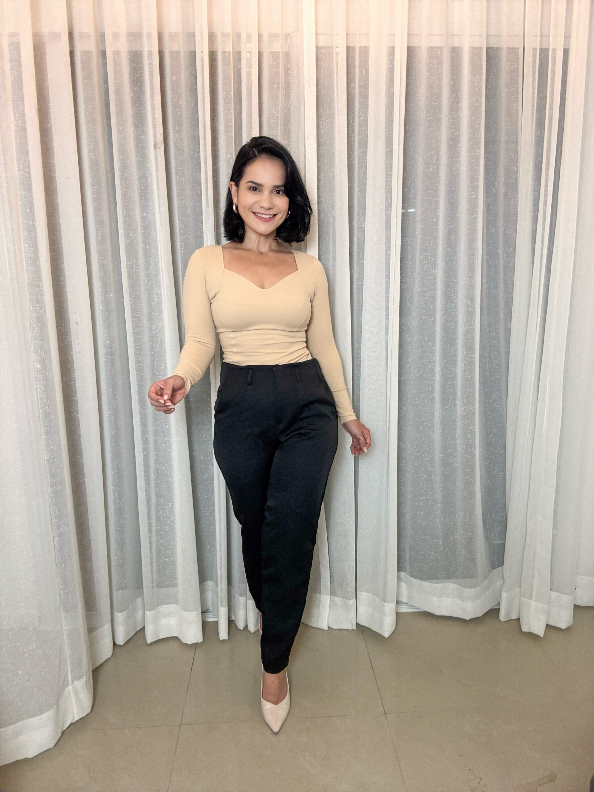 calça preta feminina modelagem reta com bolsos laterais