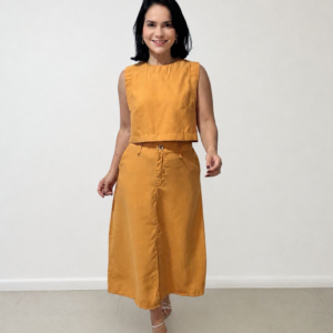 Mulher usando conjunto feminino mostarda com saia midi elegante