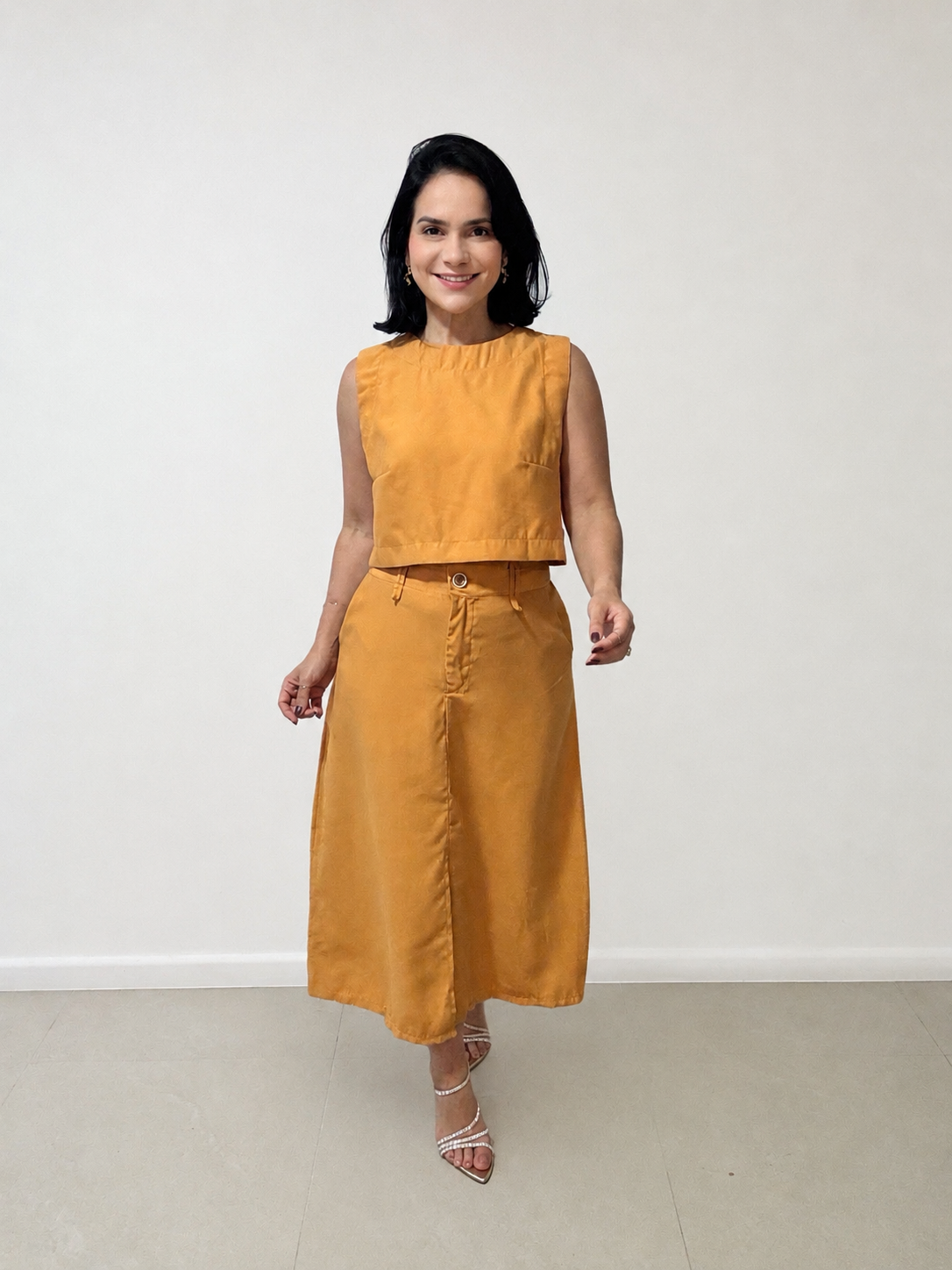 Mulher usando conjunto feminino mostarda com saia midi elegante