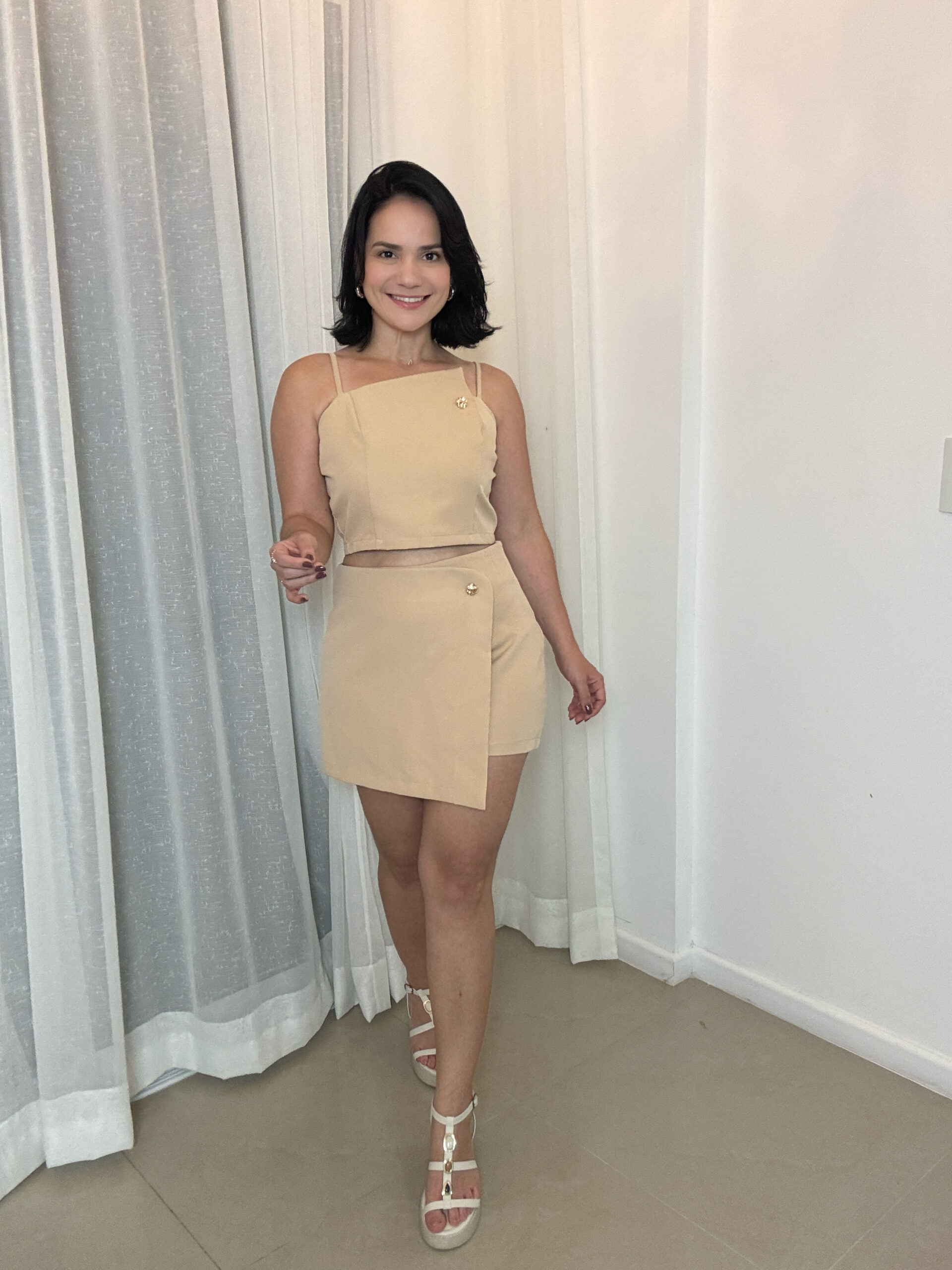 Conjunto feminino nude moderno com short saia sofisticado