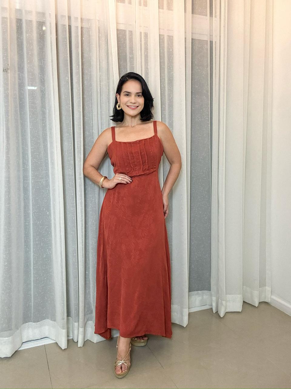 Vestido midi terracota elegante em viscose jacquard