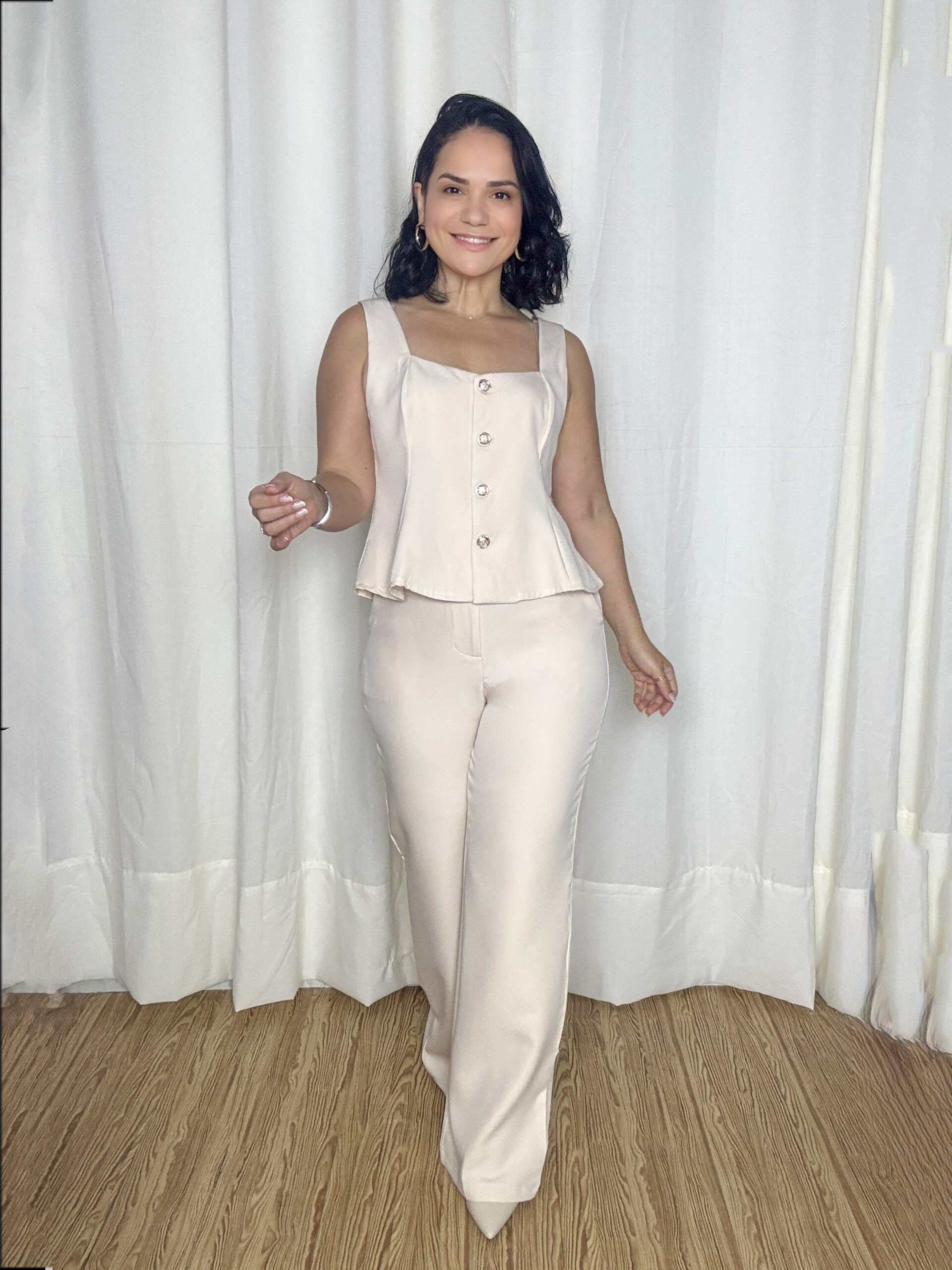 Conjunto Feminino Camila Marfim em alfaiataria premium com blusa estruturada e calça reta.