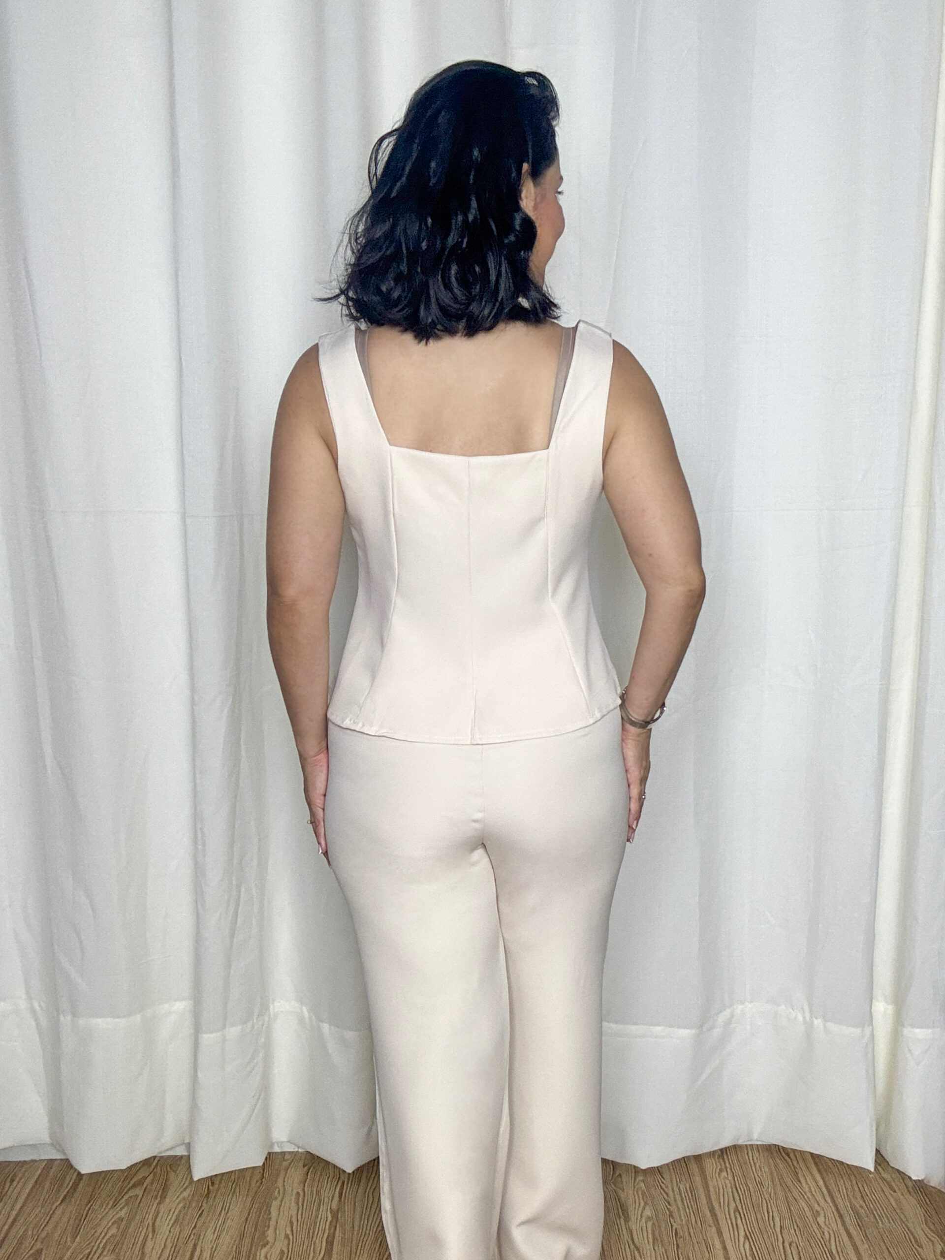 Vista traseira do Conjunto Feminino Camila Marfim em alfaiataria premium.