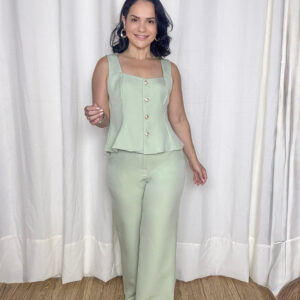 Modelo vestindo Conjunto Feminino Camila Verde Menta em alfaiataria com blusa estruturada e calça reta.