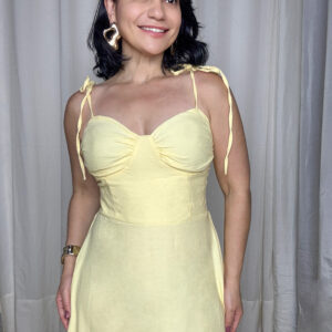 Vestido longo amarelo feminino com busto franzido e alças de amarrar