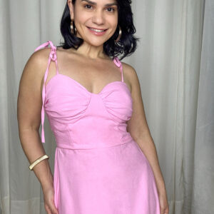 Vestido longo feminino rosa com bojo e busto franzido – detalhe frontal