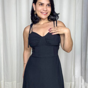 Vestido longo feminino preto com bojo e busto franzido – detalhe frontal