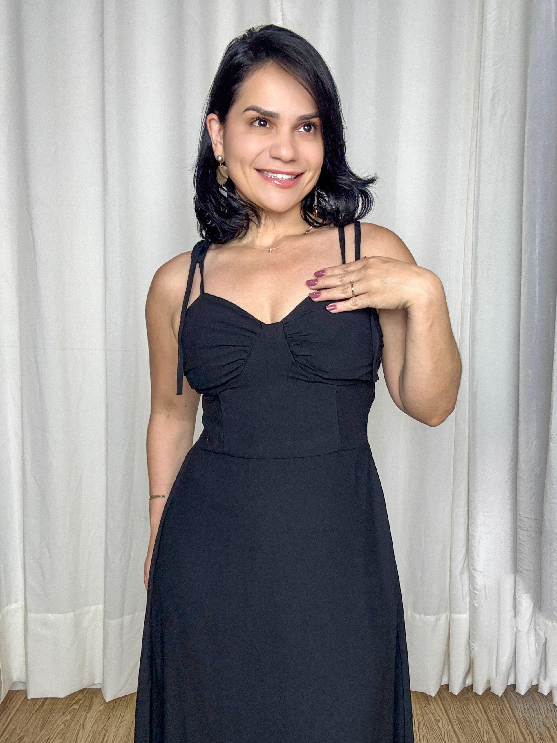 Vestido longo feminino preto com bojo e busto franzido – detalhe frontal